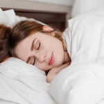 9 gabime para gjumit që po shkatërrojnë lëkurën tuaj!